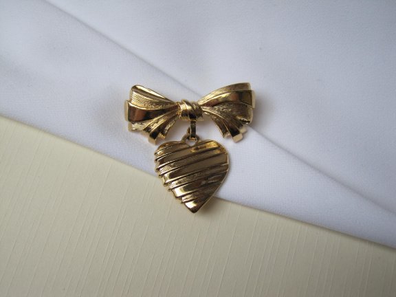 Broche Avon goudkleurig strik model met hart hanger 3.7x3.7 cm. - Afbeelding 2