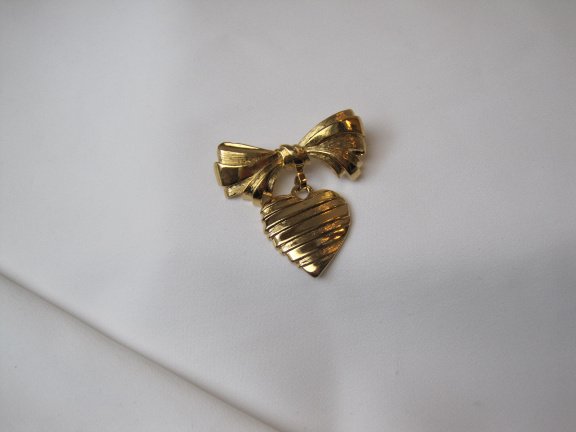 Broche Avon goudkleurig strik model met hart hanger 3.7x3.7 cm. - Afbeelding 3