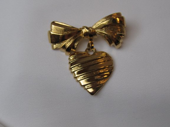 Broche Avon goudkleurig strik model met hart hanger 3.7x3.7 cm. - Afbeelding 4