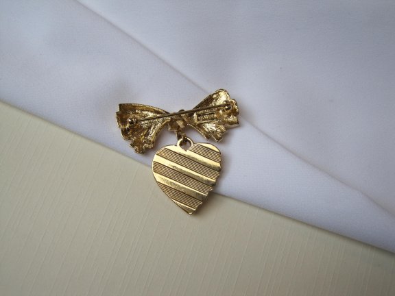 Broche Avon goudkleurig strik model met hart hanger 3.7x3.7 cm. - Afbeelding 6