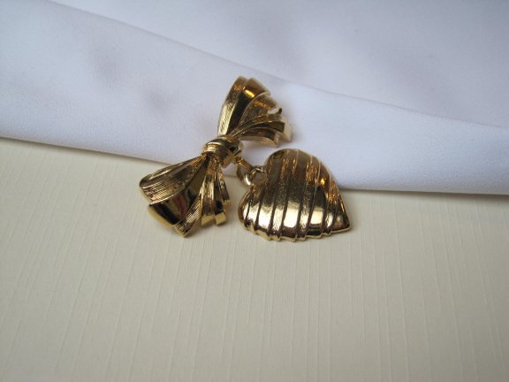 Broche Avon goudkleurig strik model met hart hanger 3.7x3.7 cm. - Afbeelding 7