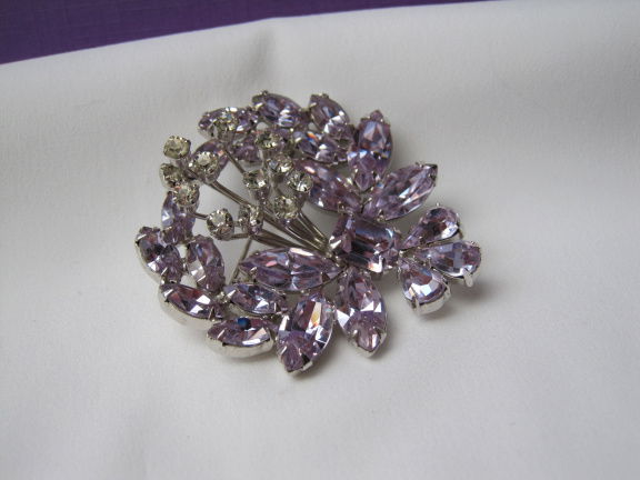Broche Weiss zilverkleurig bloemen tuil licht paars kristal rijnstenen 5.0x4.8 cm. - nr. 1