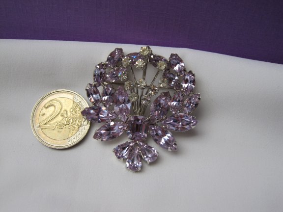 Broche Weiss zilverkleurig bloemen tuil licht paars kristal rijnstenen 5.0x4.8 cm. - Afbeelding 2