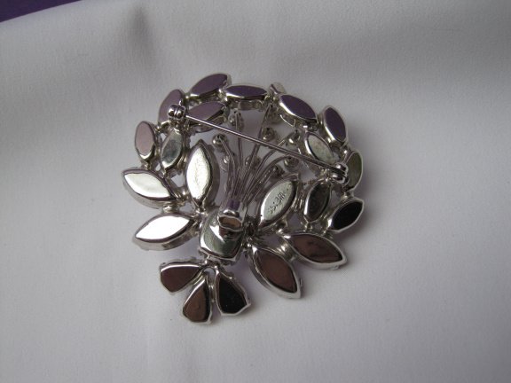 Broche Weiss zilverkleurig bloemen tuil licht paars kristal rijnstenen 5.0x4.8 cm. - Afbeelding 3