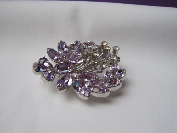 Broche Weiss zilverkleurig bloemen tuil licht paars kristal rijnstenen 5.0x4.8 cm. - Afbeelding 4