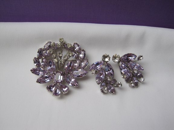 Broche Weiss zilverkleurig bloemen tuil licht paars kristal rijnstenen 5.0x4.8 cm. - Afbeelding 5