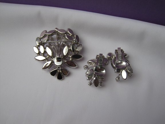 Broche Weiss zilverkleurig bloemen tuil licht paars kristal rijnstenen 5.0x4.8 cm. - Afbeelding 7
