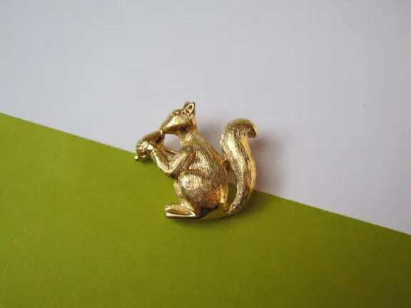 GERESERVEERD VO Broche Sarah Coventry goudkleurige eekhoorn 2.6x2.5 cm. - nr. 1