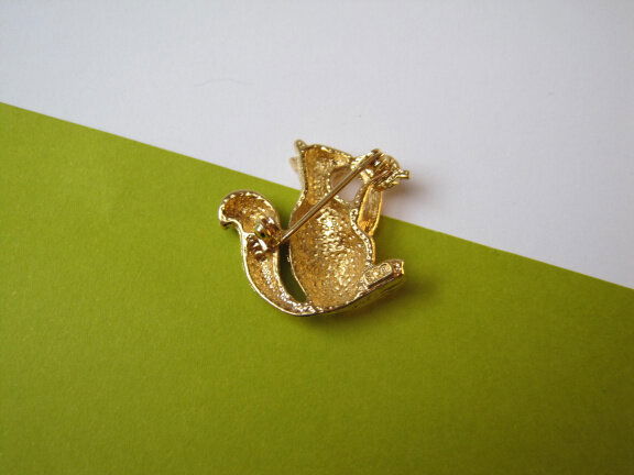 GERESERVEERD VO Broche Sarah Coventry goudkleurige eekhoorn 2.6x2.5 cm. - Afbeelding 4