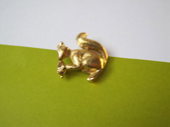 GERESERVEERD VO Broche Sarah Coventry goudkleurige eekhoorn 2.6x2.5 cm. - Afbeelding 5