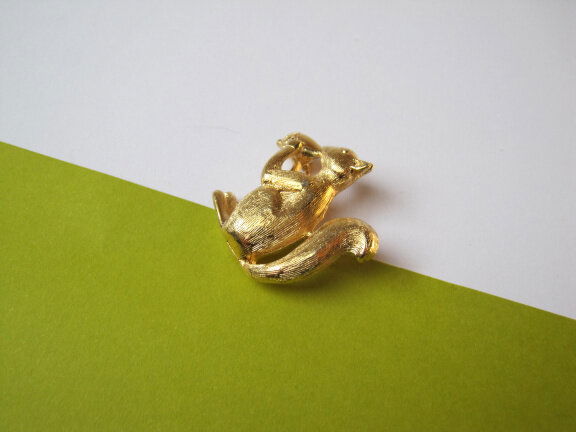 GERESERVEERD VO Broche Sarah Coventry goudkleurige eekhoorn 2.6x2.5 cm. - Afbeelding 7