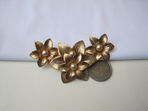 Broche Sarah Coventry goudkleurig bloem model met parelkralen 8.7x4.8 cm. - nr. 1
