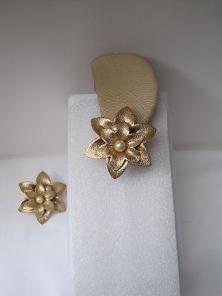 Broche Sarah Coventry goudkleurig bloem model met parelkralen 8.7x4.8 cm. - Afbeelding 5