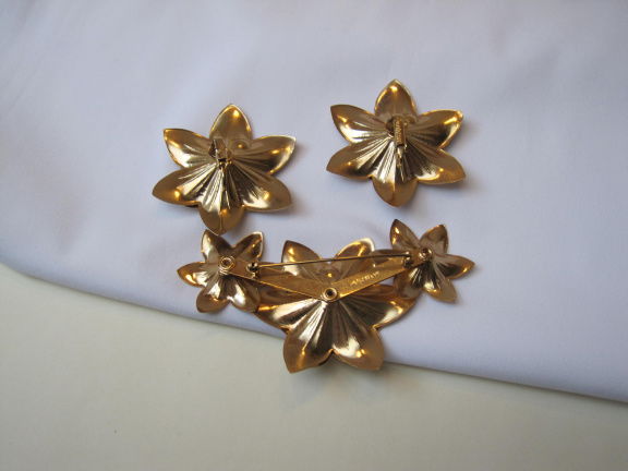 Broche Sarah Coventry goudkleurig bloem model met parelkralen 8.7x4.8 cm. - Afbeelding 6