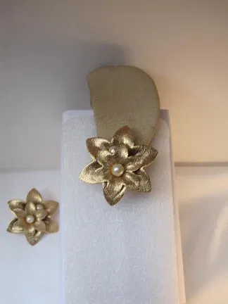 Oorbellen Sarah Coventry goudkleurig bloem model met parelkraal 4.8x4.8 cm. - nr. 1