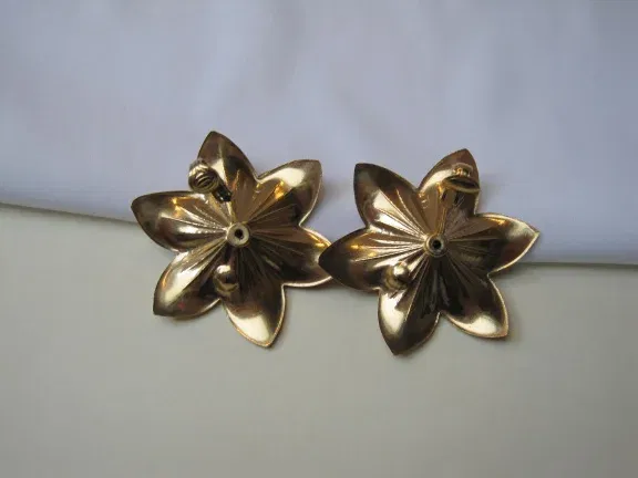 Oorbellen Sarah Coventry goudkleurig bloem model met parelkraal 4.8x4.8 cm. - Afbeelding 2