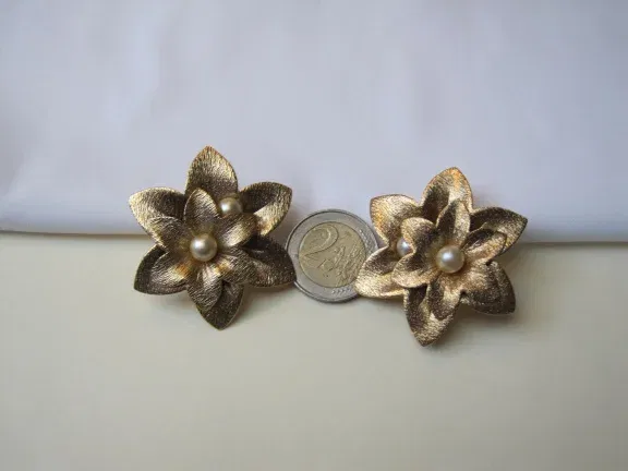 Oorbellen Sarah Coventry goudkleurig bloem model met parelkraal 4.8x4.8 cm. - Afbeelding 4