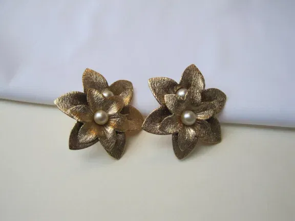 Oorbellen Sarah Coventry goudkleurig bloem model met parelkraal 4.8x4.8 cm. - Afbeelding 5