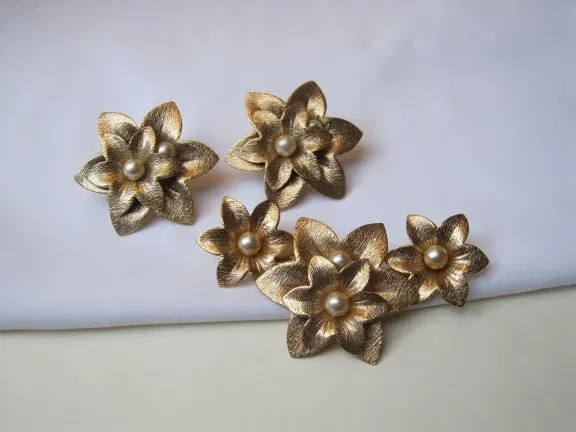 Oorbellen Sarah Coventry goudkleurig bloem model met parelkraal 4.8x4.8 cm. - Afbeelding 6