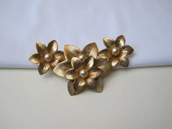 Oorbellen Sarah Coventry goudkleurig bloem model met parelkraal 4.8x4.8 cm. - Afbeelding 7