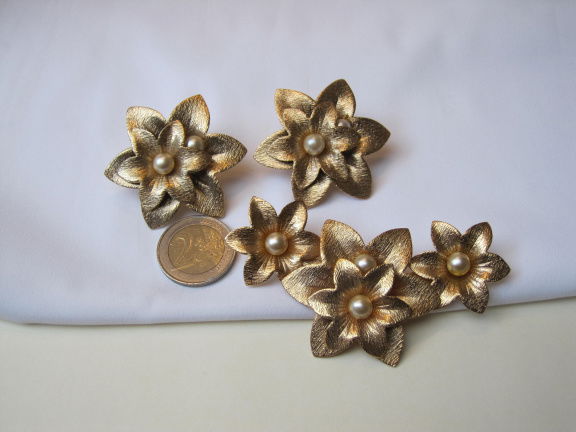 Oorbellen Sarah Coventry goudkleurig bloem model met parelkraal 4.8x4.8 cm. - Afbeelding 8