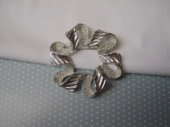 GERESERVEERD VO Broche Sarah Coventry zilverkleurige strik/lint model Ribonette 6.1x5.5 cm. - nr. 1