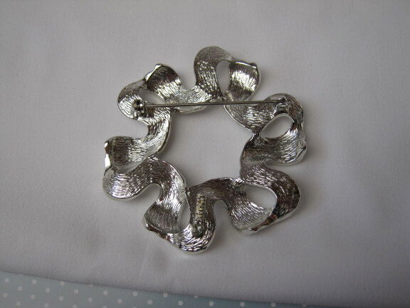 GERESERVEERD VO Broche Sarah Coventry zilverkleurige strik/lint model Ribonette 6.1x5.5 cm. - Afbeelding 2