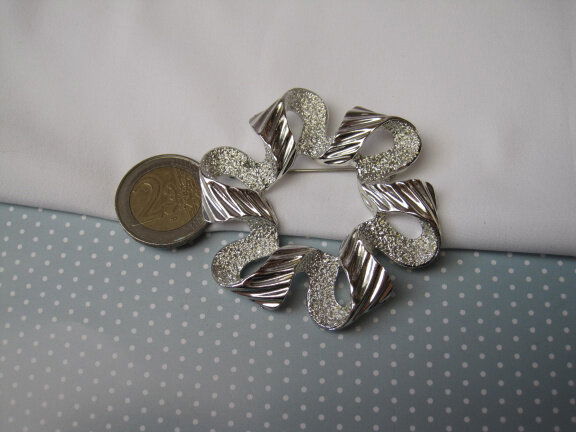 GERESERVEERD VO Broche Sarah Coventry zilverkleurige strik/lint model Ribonette 6.1x5.5 cm. - Afbeelding 3