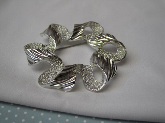 GERESERVEERD VO Broche Sarah Coventry zilverkleurige strik/lint model Ribonette 6.1x5.5 cm. - Afbeelding 4
