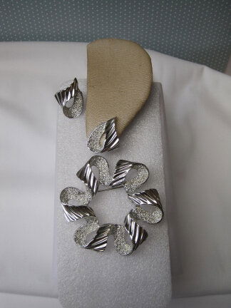 GERESERVEERD VO Broche Sarah Coventry zilverkleurige strik/lint model Ribonette 6.1x5.5 cm. - Afbeelding 6