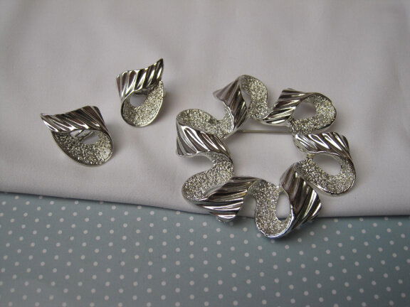 GERESERVEERD VO Broche Sarah Coventry zilverkleurige strik/lint model Ribonette 6.1x5.5 cm. - Afbeelding 7