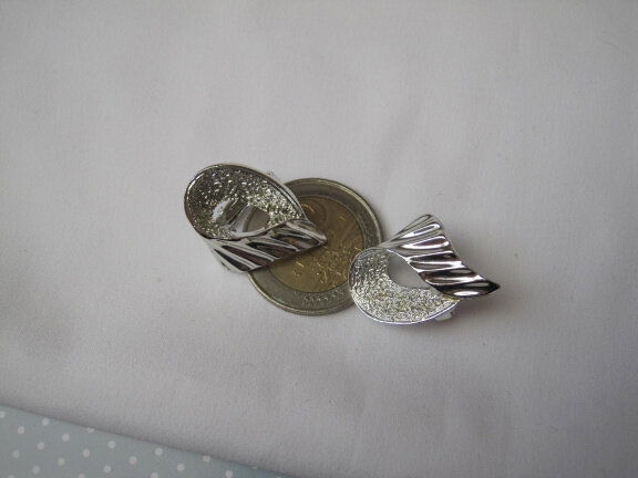 GERESERVEERD VO Oorbellen Sarah Coventry zilverkleurige strik/lint model Ribonette 2.4x1.7 cm. - Afbeelding 5
