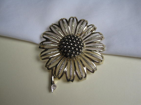 Broche Sarah Coventry goudkleurige Margriet bloem 7.9x6.6 cm. - nr. 1