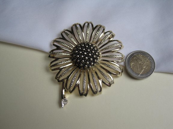 Broche Sarah Coventry goudkleurige Margriet bloem 7.9x6.6 cm. - Afbeelding 2