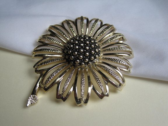 Broche Sarah Coventry goudkleurige Margriet bloem 7.9x6.6 cm. - Afbeelding 5