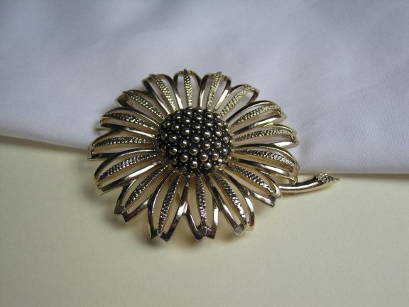 Broche Sarah Coventry goudkleurige Margriet bloem 7.9x6.6 cm. - Afbeelding 8
