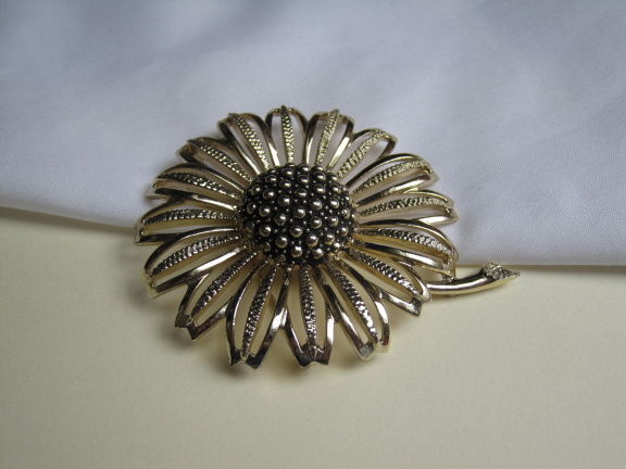 Broche Sarah Coventry goudkleurige Margriet bloem 7.9x6.6 cm. - Afbeelding 6