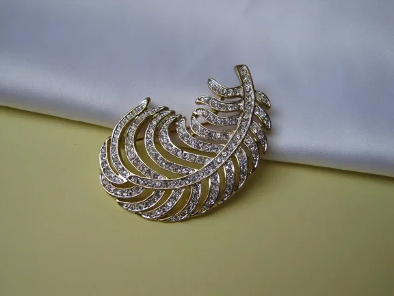 Broche Roman goudkleurige pluim/veer model met kristal rijnsteentjes 5.8x4.0 cm. - nr. 1