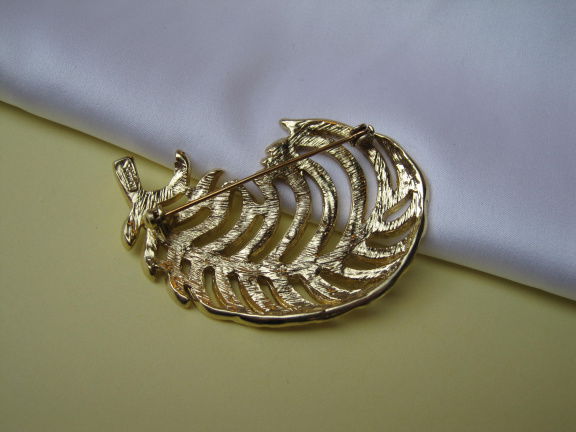 Broche Roman goudkleurige pluim/veer model met kristal rijnsteentjes 5.8x4.0 cm. - Afbeelding 2