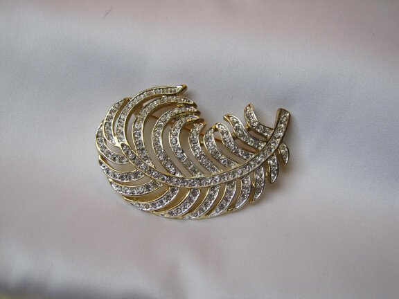 Broche Roman goudkleurige pluim/veer model met kristal rijnsteentjes 5.8x4.0 cm. - Afbeelding 3