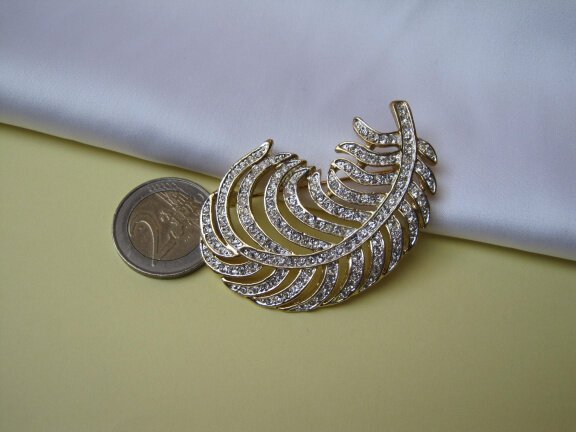 Broche Roman goudkleurige pluim/veer model met kristal rijnsteentjes 5.8x4.0 cm. - Afbeelding 4