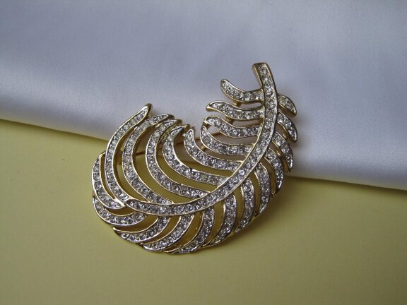 Broche Roman goudkleurige pluim/veer model met kristal rijnsteentjes 5.8x4.0 cm. - Afbeelding 5