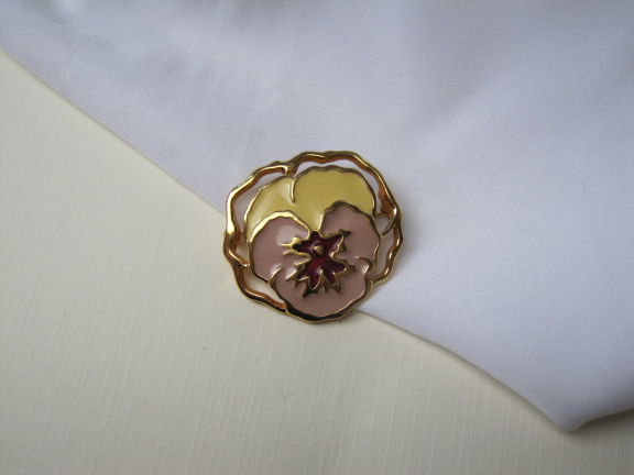 Broche Avon goudkleurig viool bloem geel lila rood emaille 4.0x3.7 cm - nr. 1