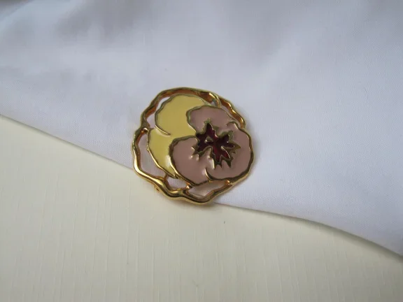 Broche Avon goudkleurig viool bloem geel lila rood emaille 4.0x3.7 cm - Afbeelding 2