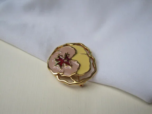 Broche Avon goudkleurig viool bloem geel lila rood emaille 4.0x3.7 cm - Afbeelding 3