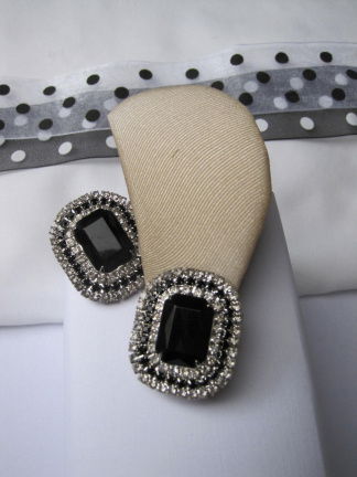 Oorbellen zilverkleurig met zwart en heldere rijnsteentjes 3.3x2.8 cm - nr. 1