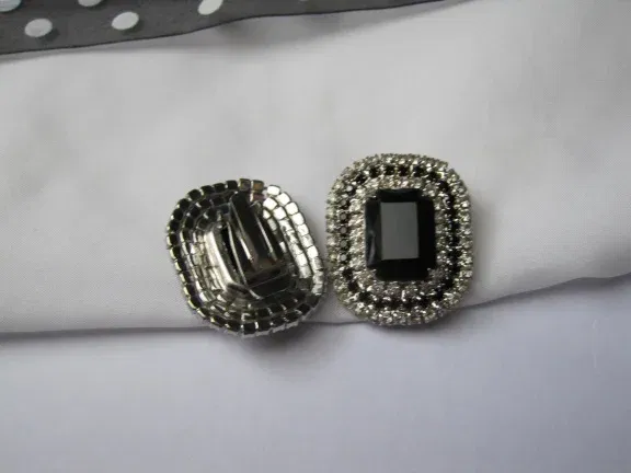 Oorbellen zilverkleurig met zwart en heldere rijnsteentjes 3.3x2.8 cm - Afbeelding 3