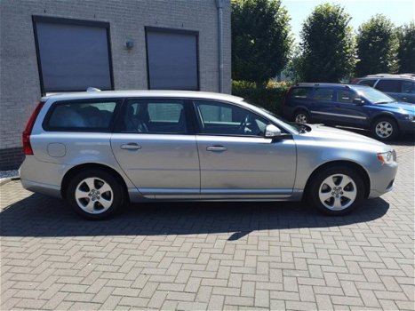 Volvo V70 - 2.5T Momentum Automaat, RTi navi, 1e eigenaar. 118.000km - 1