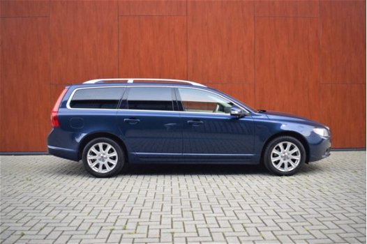 Volvo V70 - 2.5 FT-231PK-Summum-Leer-Navi-BLIS-Trekhaak - 1