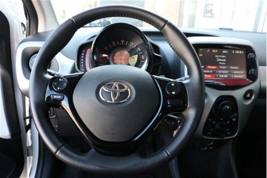 Toyota Aygo - 1.0 VVT-i x-nav / Automaat / Camera - 1